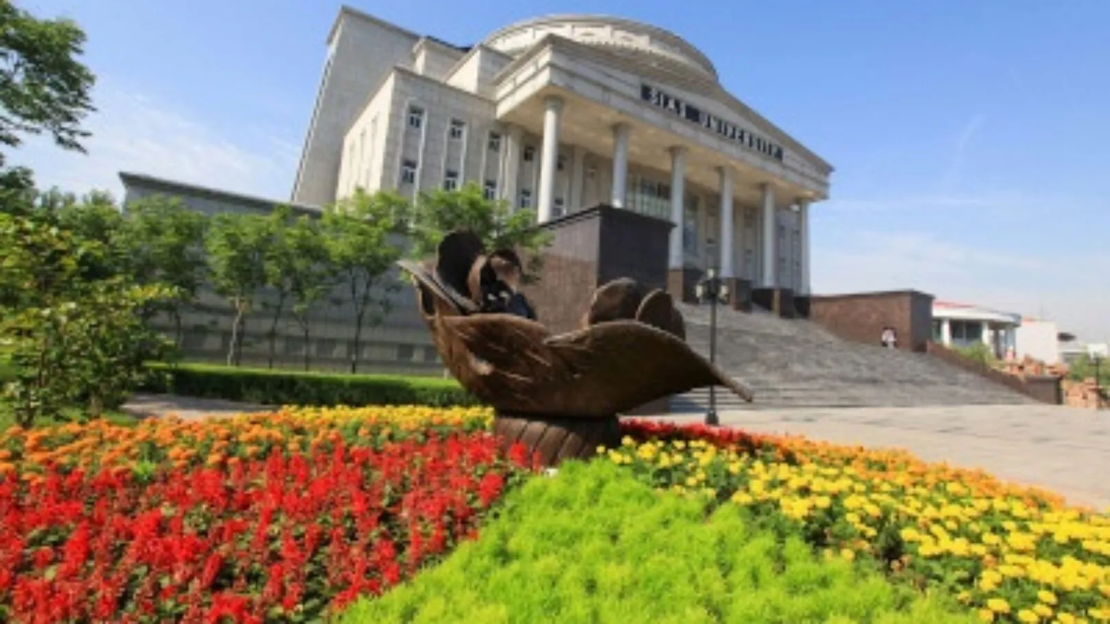 Teach Overseas in China’s “Center of Heaven and Earth”